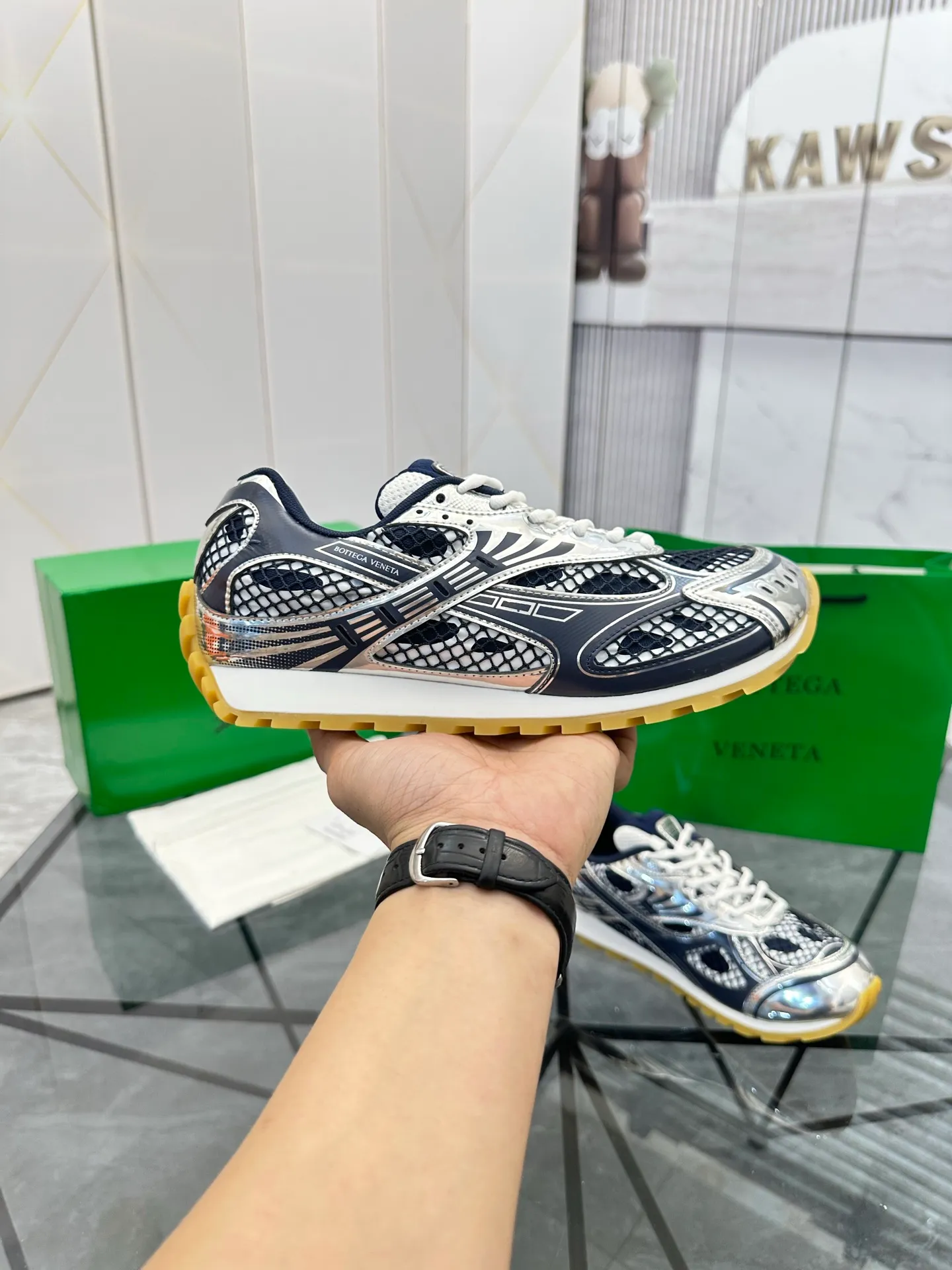 Factory men's shoes 💰: 620💰 (top version) BV Orbit sneakers Wang Yibo's same style couple's dad shoes Runner sneakers, made of lightweight technical mesh fabric. Matched with geometric pattern designed rubber outsole Wang Zha series high version Look for the package craftsmanship The actual height is much higher, but the legs are still slim. Very nice and playable and durable Matching to the standard 💯 Package shoe technology Look for the high version The outsole is made of color-blocked TPU outsole Women's model 35 36 37 38 39 40 41 (40 41 customized) Men's model 38 39 40 41 42 43 44 45. (Customized size 38 45.46) No. H345